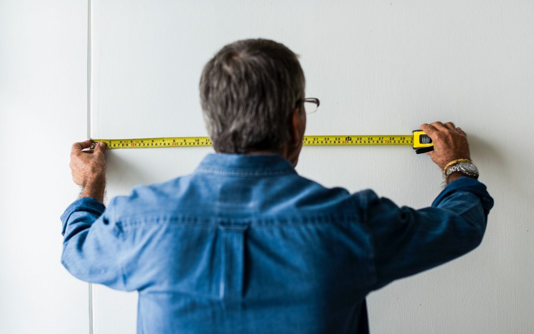 Man in blauw shirt meet een muur op